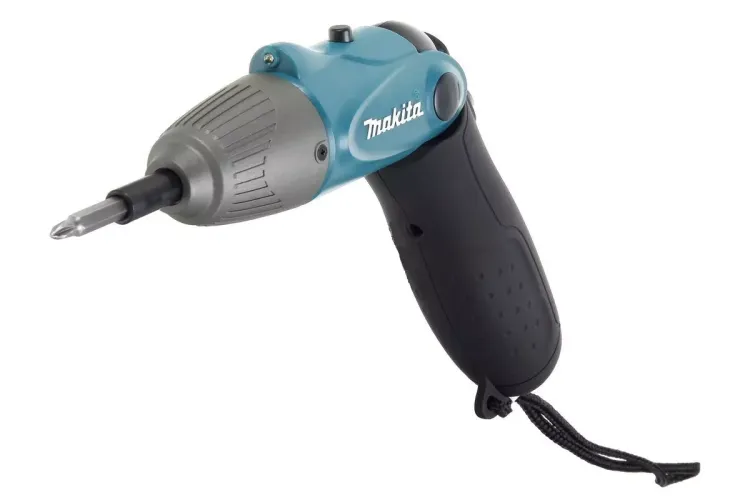 Отвертка Makita 6723DW с набором бит в кейсе купить в Перми