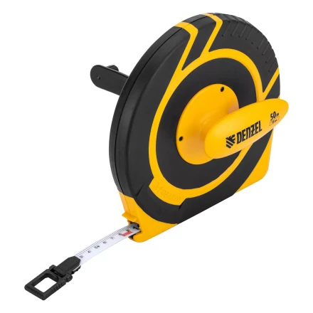 Рулетка геодезическая 50 м х 15 мм  Denzel 31292, закрытый корпус, фиберглассовая лента купить в Перми