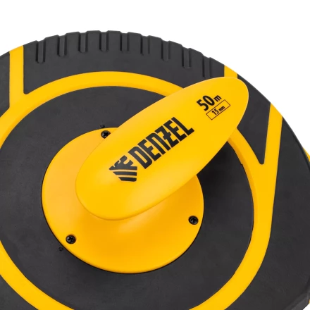 Рулетка геодезическая 50 м х 15 мм  Denzel 31292, закрытый корпус, фиберглассовая лента купить в Перми