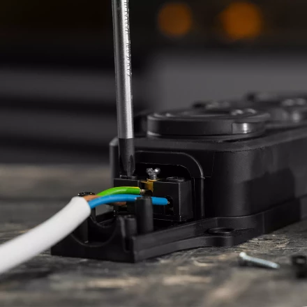 Шнур сетевой Denzel Energy Series, ПВС, 1,5 м, 3 x 1 мм, с неразборной вилкой, белый, 3 м, 37662 купить в Перми