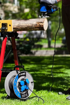 Удлинитель ЗУБР &quot;ПРОФИ&quot; на металл катушке, КГ 3х1,5кв мм, морозостойкий, 4 гнезда, IP44, макс мощность 3500Вт, 40м 55085-40 купить в Перми