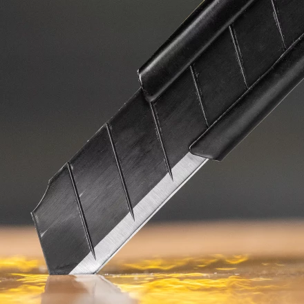 Нож Denzel, 9 мм, сменное лезвие, SK4, алюминиевый корпус, торцевой зажим, 78901 купить в Перми