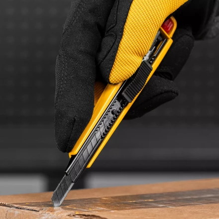 Нож Denzel, 9 мм, сменное лезвие, SK4, алюминиевый корпус, торцевой зажим, 78901 купить в Перми