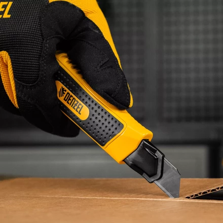 Нож Denzel, 18 мм, сменное лезвие, SK4, корпус из цинкового сплава + TPR, торцевой зажим 78904 купить в Перми