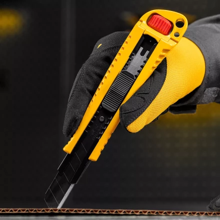 Нож Denzel, 18 мм, сменное лезвие, SK4, корпус из цинкового сплава + TPR, торцевой зажим 78904 купить в Перми