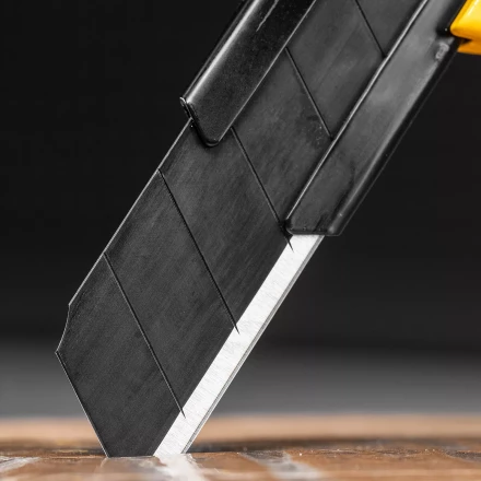 Нож Denzel, 18 мм, сменное лезвие, SK4, корпус из цинкового сплава + TPR, торцевой зажим 78904 купить в Перми