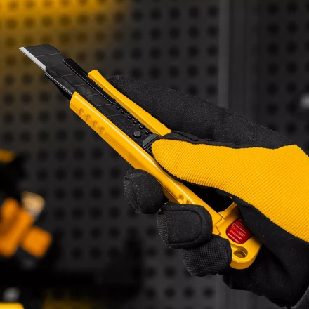 Нож Denzel, 18 мм, сменное лезвие, SK4, корпус из цинкового сплава + TPR, торцевой зажим 78904 купить в Перми