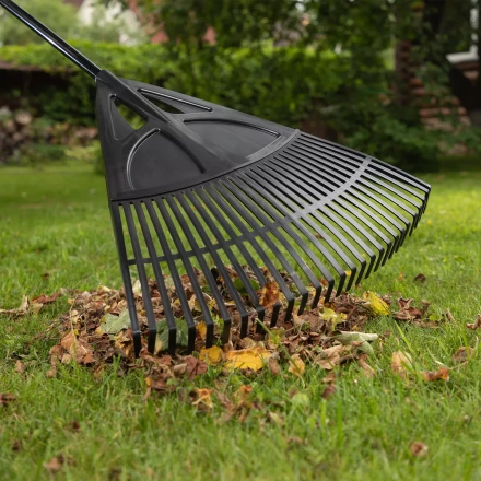 Грабли веерные пластиковые, 620 х 1750 мм, 27 плоских зубьев, алюминиевый черенок, Россия, Palisad 61806 купить в Перми