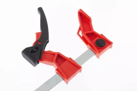 Струбцина реечная быстрозажимная усиленная пластиковый корпус рычажно-храповой механизм 250 х 100 х 401 мм штанга 5 х 22 мм Matrix 20727 купить в Перми