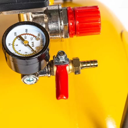 Компрессор воздушный BCV2200/100, ременный привод, 2.2 кВт, 100 литров, 370 л/мин Denzel 58110 купить в Перми