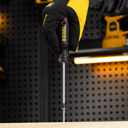 Отвертка, PH1х100 мм, S2, 3к рукоятка Denzel 121747 купить в Перми