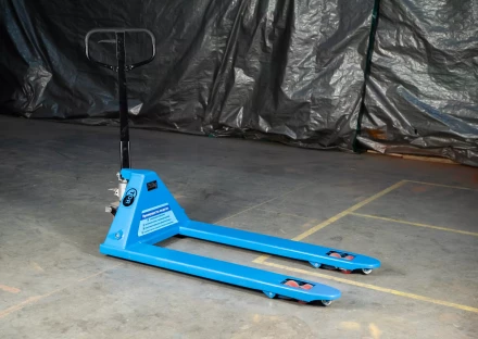 Тележка гидравлическая широковильная 2500 кг 1220х685 мм полиуретановые колеса TOR RHP 1002515 купить в Перми