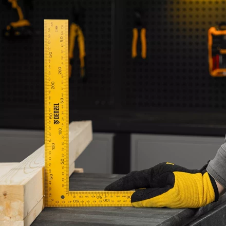 Угольник стальной Denzel, 200 х 300 мм, 32388 купить в Перми