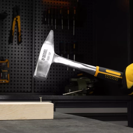 Молоток слесарный 800 г Denzel 10405, цельнометаллический, двухкомпонентная рукоятка купить в Перми