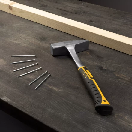 Молоток слесарный 800 г Denzel 10405, цельнометаллический, двухкомпонентная рукоятка купить в Перми