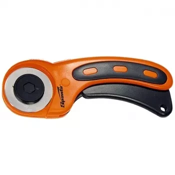 Нож, 45 мм, вращающееся лезвие-ролик диаметром, пластмассовая ручка пистолетного типа  SPARTA 789905 купить в Перми