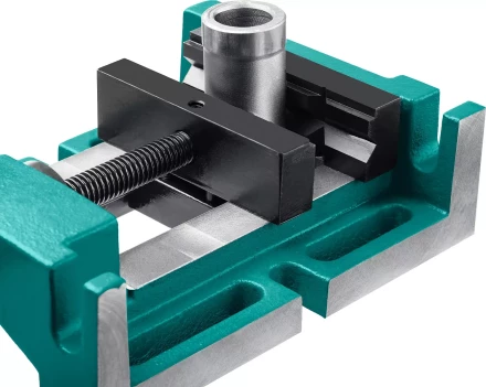 Тиски KRAFTOOL станочные трехсторонние 32716-100 купить в Перми