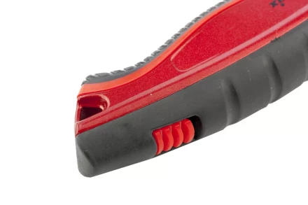 Нож 18мм, выдвижное трапециевидное лезвие, эргономичная двухкомпонентная рукоятка + 3 лезвия MATRIX QUIK BLADE 78925 купить в Перми