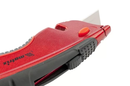 Нож 18мм, выдвижное трапециевидное лезвие, эргономичная двухкомпонентная рукоятка + 3 лезвия MATRIX QUIK BLADE 78925 купить в Перми