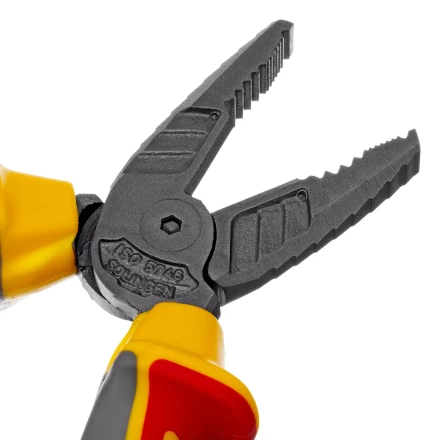 Плоскогубцы комбинированные Denzel 17086, диэлектрические трехкомпонентные рукоятки до 1000 В, 180 мм купить в Перми