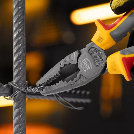 Плоскогубцы комбинированные Denzel 17086, диэлектрические трехкомпонентные рукоятки до 1000 В, 180 мм купить в Перми