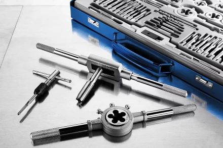 Набор метчиков и плашек ЗУБР &quot;ПРОФЕССИОНАЛ&quot;, сталь Р6М5, 110 предметов 28110-H110 купить в Перми