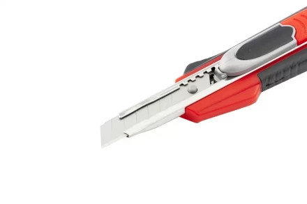 Нож 9мм, выдвижное лезвие, металлическая направляющая, двойная фиксация, эргономичная двухкомпонентная рукоятка MATRIX QUIK BLADE 78934 купить в Перми