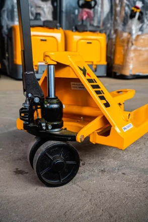 Тележка гидравлическая 2500 кг 1150 мм резиновые колеса XILIN DF-III 1006379 купить в Перми