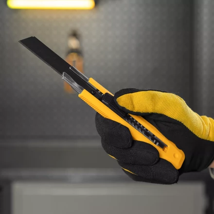 Нож Denzel, 18 мм, сменное лезвие, SK4, метал. направляющая, клипса, нажимной фиксатор, 78940 купить в Перми