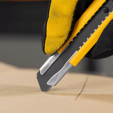 Нож Denzel, 18 мм, сменное лезвие, SK4, метал. направляющая, клипса, нажимной фиксатор, 78940 купить в Перми