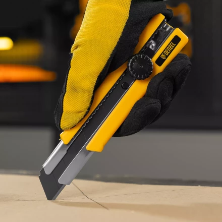 Нож Denzel, 25 мм, сменное лезвие, SK4, корпус из TPR, метал. направляющая, винтовой фиксатор, 78945 купить в Перми