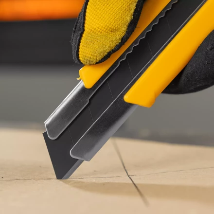 Нож Denzel, 25 мм, сменное лезвие, SK4, корпус из TPR, метал. направляющая, винтовой фиксатор, 78945 купить в Перми