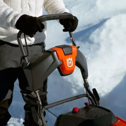 Бензиновый снегоуборщик Husqvarna ST 131 купить в Перми