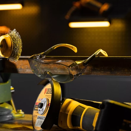 Очки защитные открытые Denzel 89203, поликарбонатные, увеличенная дымчатая линза, регулируемые дужки купить в Перми